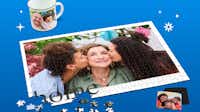 Fotogeschenke bei Pixum bestellen Fotopuzzle, Magnete und Tasse mit Familienfotos liegen nebeneinander