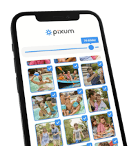 Fotoauswahl in der Pixum App Handy mit der Pixum App, die die Fotoauswahl zeigt