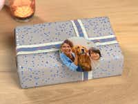 Foto-Geschenkanhänger an einem Geschenk Foto-Geschenkanhänger mit einem Bild von zwei Kindern an einem Geschenk