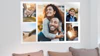 Fotoposter als Collage Fotoposter als Collage mit Pärchenbildern an einer Wand im Wohnzimmer